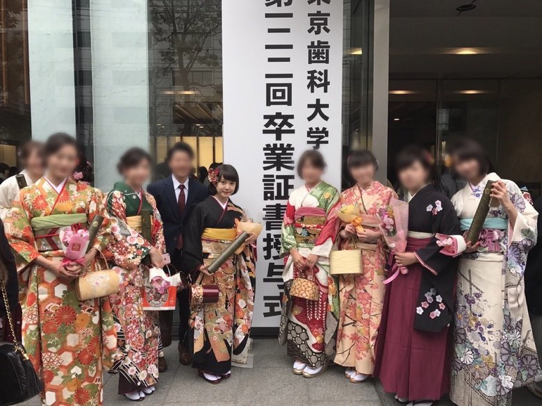 大学の卒業式にて。左から4番目が鹿乃さん