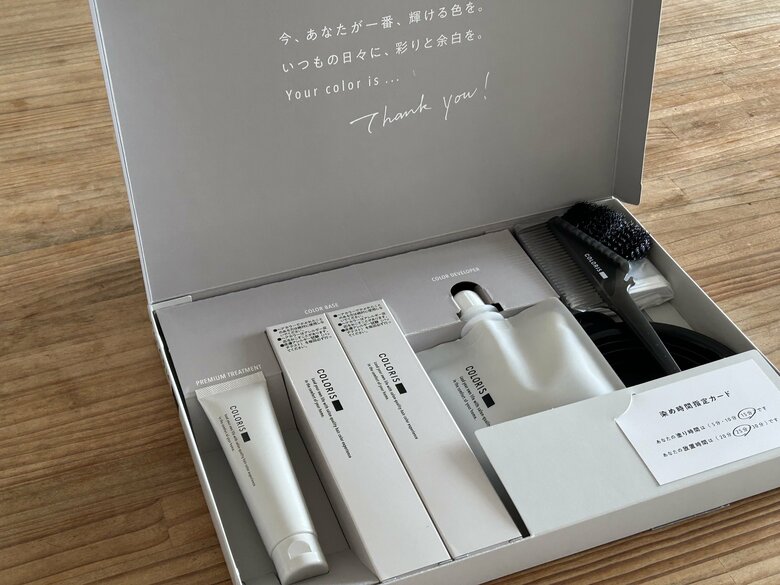 入っているのはカラーベースとカラーディベロッパー、トリートメント、専用のコームブラシ、薬剤を混ぜるためのトレイ。ケープとイヤーキャップ、手袋も同梱