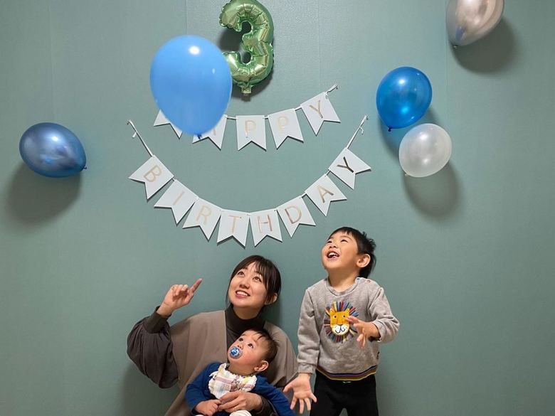 今年1月に3歳になった長男の誕生日を祝う豊崎さん。腕に抱える次男は来年3月に2歳の誕生日を迎える