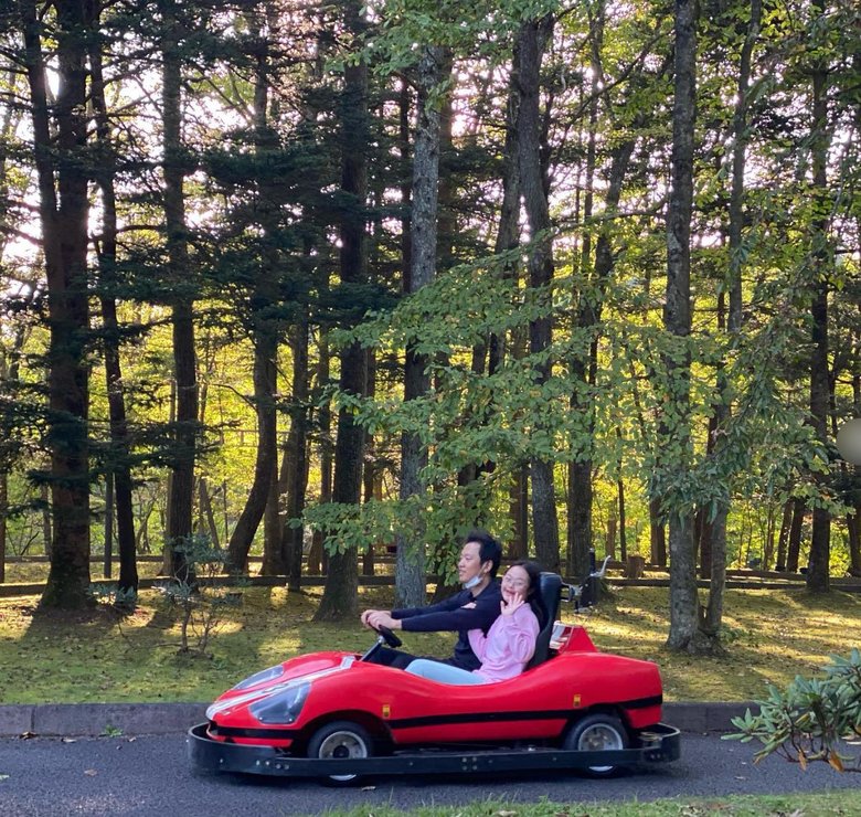 ゴーカートに乗る父と娘