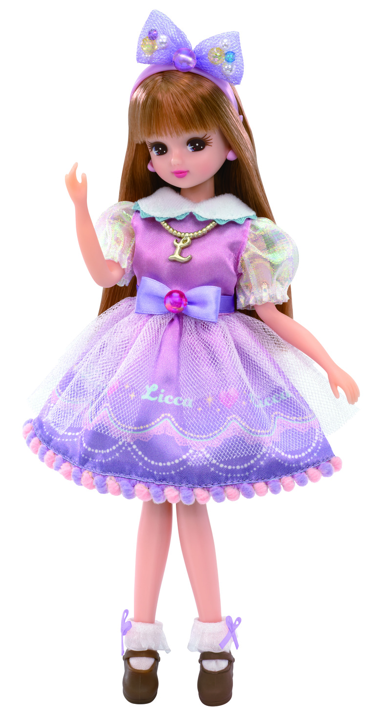 4代目リカちゃん（2022年～）。ファッションは、複数のデザインから子どもに選んでもらう子ども調査も行っている