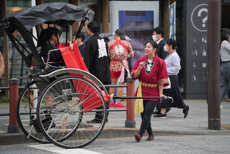 観光人力車は浅草の風物詩となっている