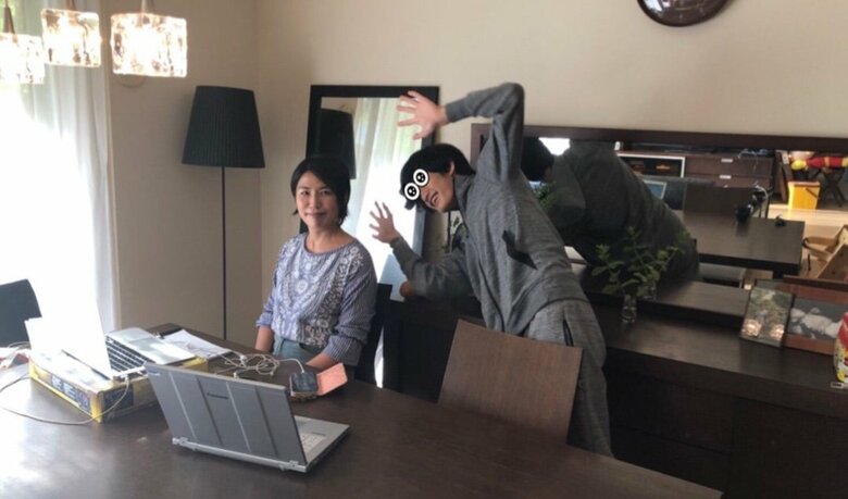 長男の空良くんとともにオンライン取材を受ける奥山さん