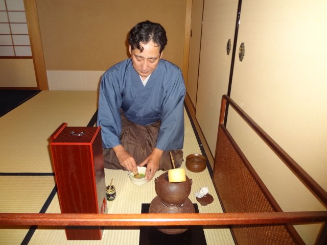 遠州流茶道師範のルーさん。おだやかな心でお客さまのためにお茶をたてる