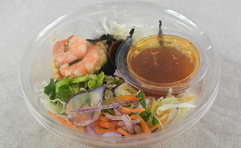 ダイエット中に頼りになるサラダですが、毎日食べていると飽きてしまいがちですよね。そんな時にぴったりなのが、セブンイレブンから発売された「タイ風ピリ辛春雨サラダ（パクチー入り）」（税込354円）。パクチーの爽やかなテイストと、ピリ辛のソースを楽しめるサラダです。