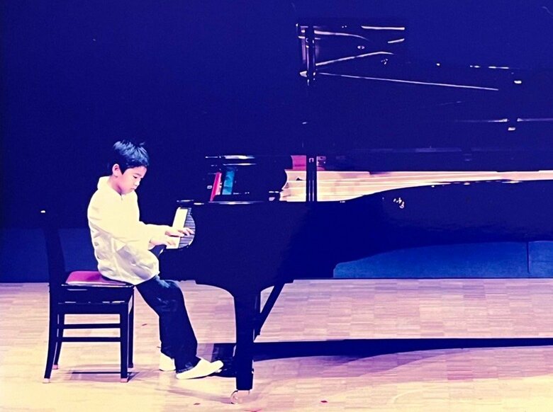 幼いころ、発表会でのけいちゃん