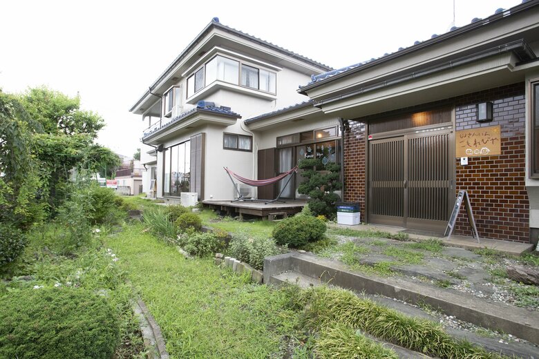 助産院「こもれび家」は、もともとは二世帯住宅だった広い家。子どもたちものびのびと遊べる