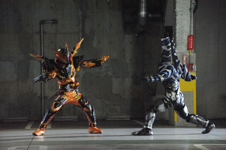 ▲怒りのエネルギーを迸らせて戦う、仮面ライダークローズマグマ（クローズの強化形態）。