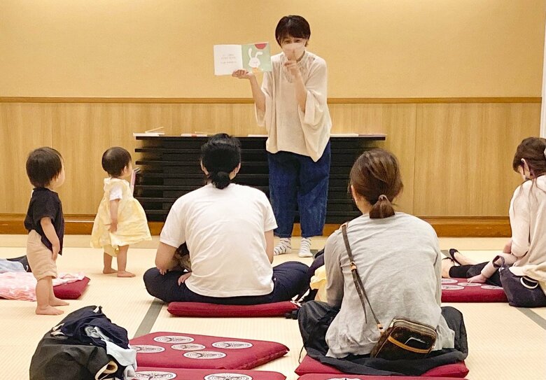 絵本の読み聞かせをするかかずゆみさん