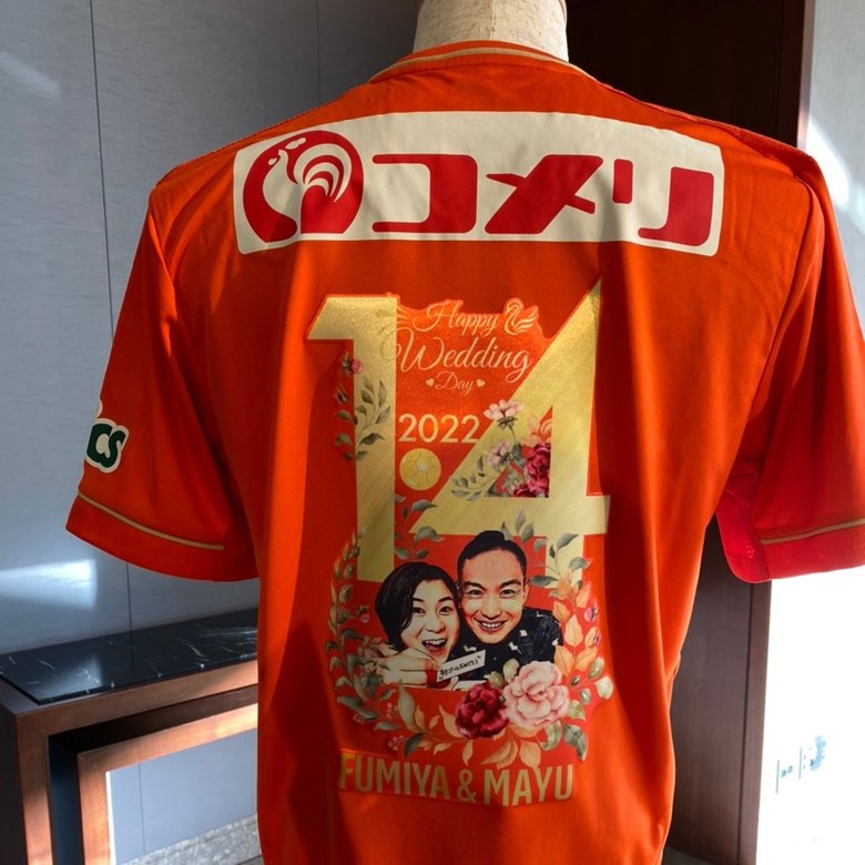 結婚式を挙げた2022年1月4日にちなんで作ったゲームシャツ（写真：ALBIREX NIIGATA）