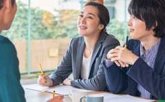 生産性が上がる職場はリーダーに頼らない!? 勝ち組の手法とは