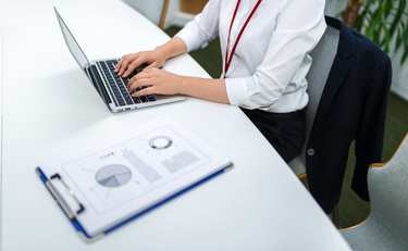 「結局、出世は営業職？」事務職で働く女性の本音に思わぬ反論が！