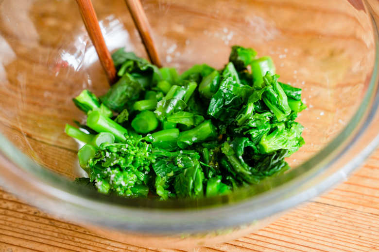 刻んだ菜の花をボウルであえる