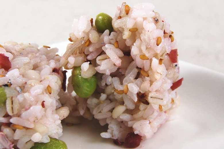 ナチュラルローソン 「もち麦入り枝豆と梅しらすのおにぎり」のアップ画像