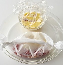 [２品同時加熱]
耐熱皿に２品を並べ電子レンジ(600W)で4分、加熱する。【卵のココット】に火が通っていたらとり出し、【牛肉とじゃがいもの塩おかか蒸し】はさらに2分、加熱し、Bを加えて混ぜる。