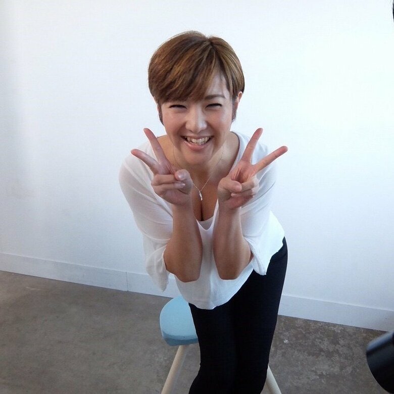 ダブルピースで弾ける笑顔が可愛い！