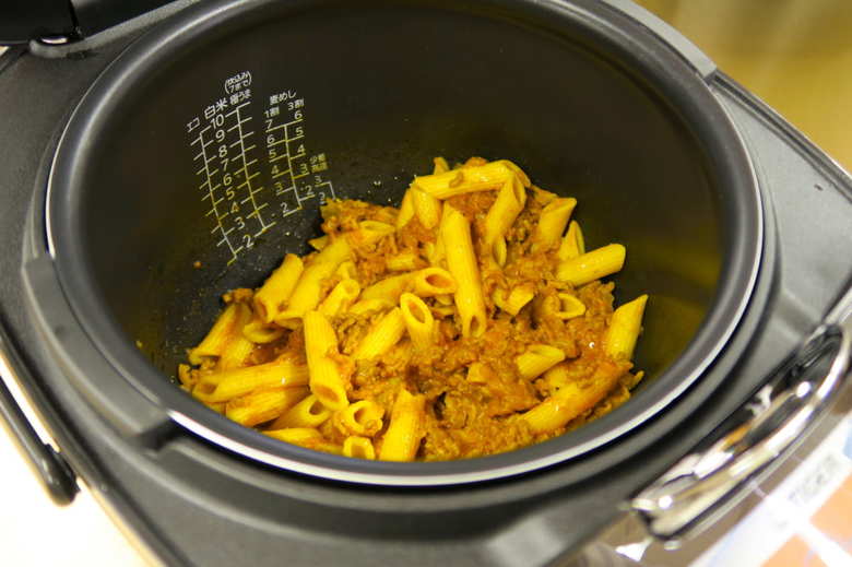 ▲ボロネーゼパスタは、みじん切りにした玉ねぎと合い挽き肉、ペンネと水を内なべに入れて加熱すれば完成。