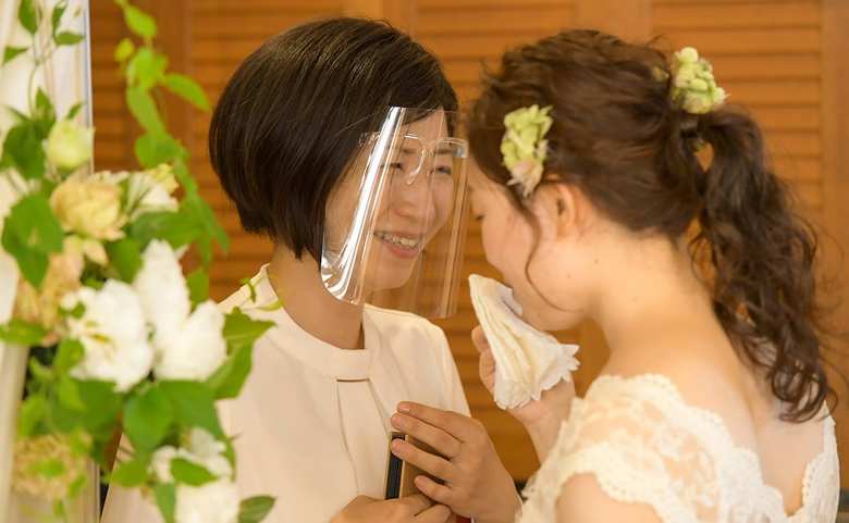 花嫁に声をかける豊島さん