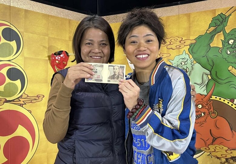 10レンチャン達成の賞金100万円を手に笑顔のハリウさん親子