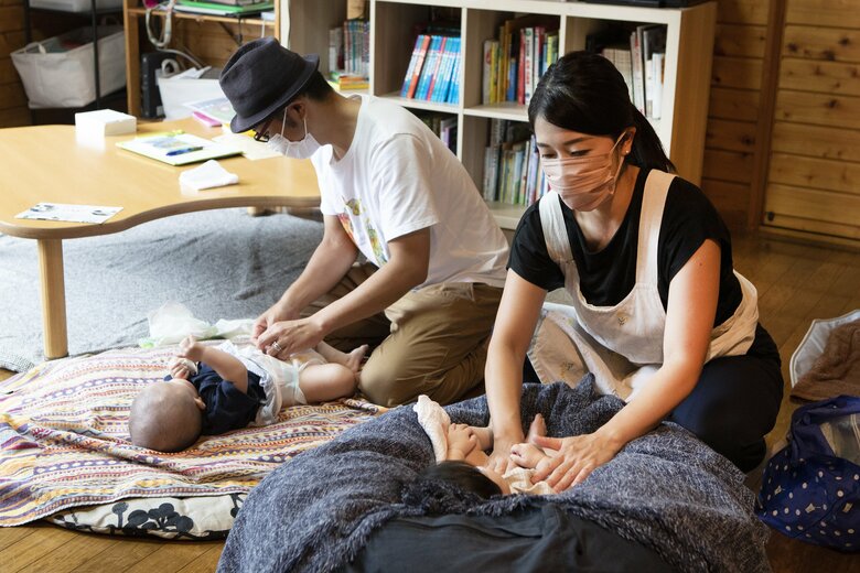 子どもの同級生の母親で助産師資格を持つ女性や高木さんの夫もこもれび家をサポート