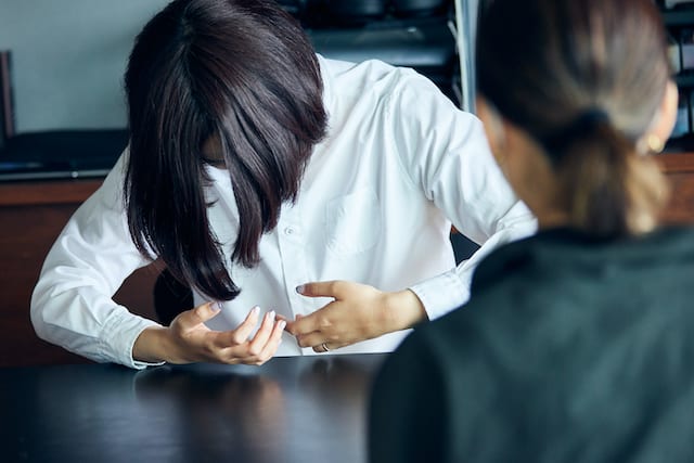 「寝不足が続き、気づけばいつも赤ちゃんを抱えてこの状態だったんですよ…！」と水谷さん