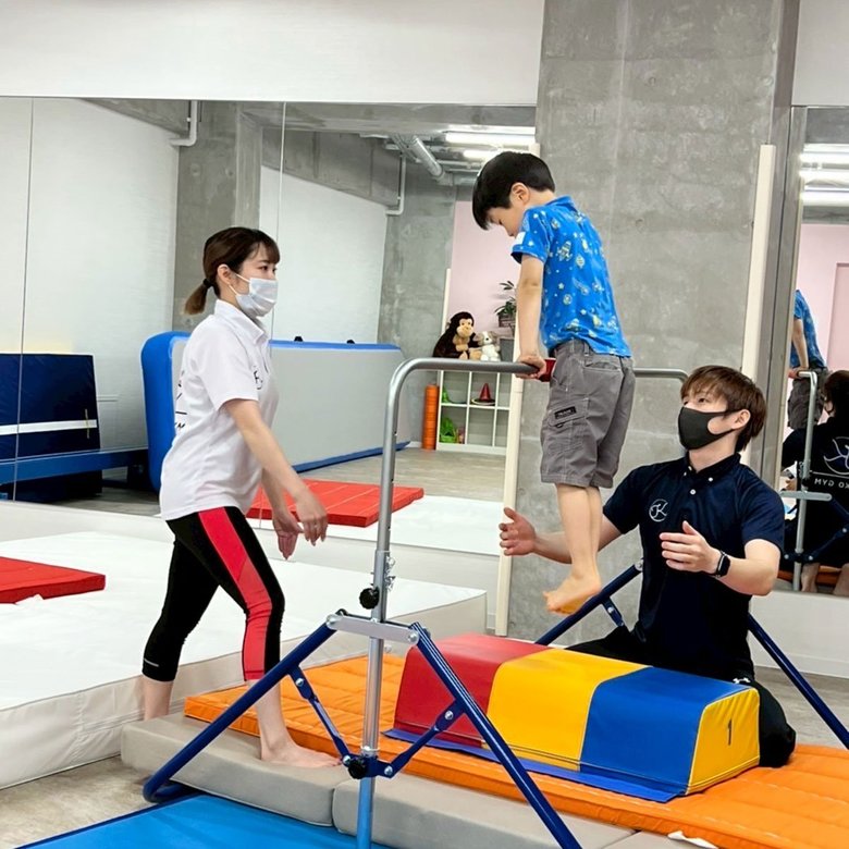 現在は生徒250名を抱える体操教室、「鶴見虹子体操School」を経営している