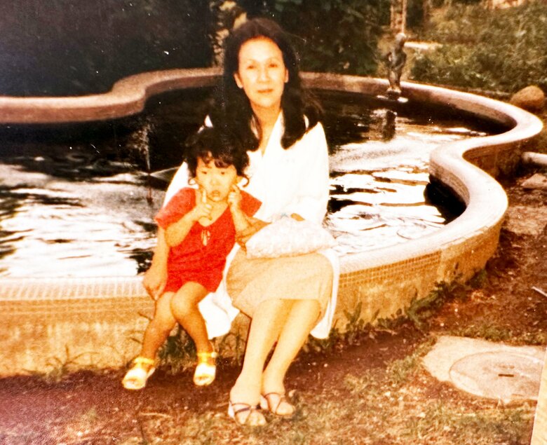 「ハイポーズ！」白衣姿の伊藤瑞子さんとお気に入りのポーズで写真に写る幼少期のMISIAさん