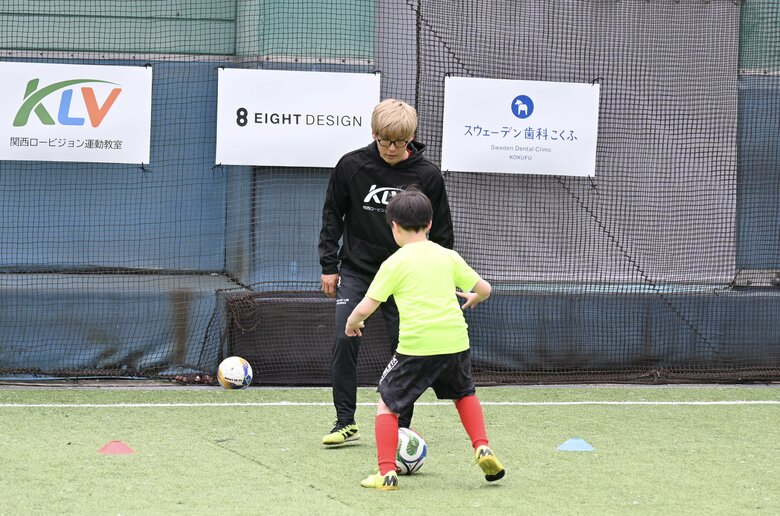 関西ロービジョン運動教室。視覚障がいのある子どもたちにサッカーを教える様子 (c)KLV
