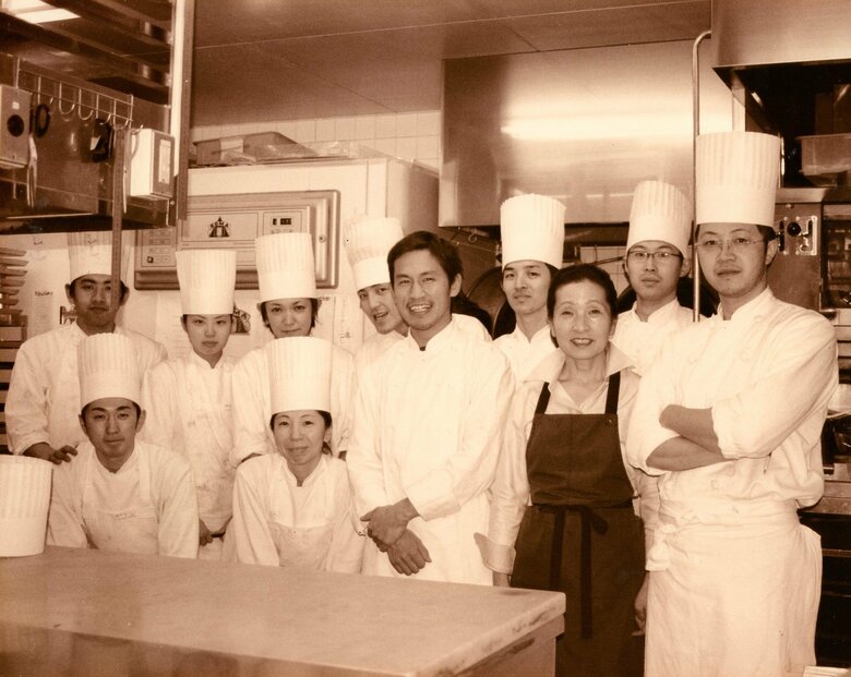 自由が丘「モンサンクレール」スーシェフ時代。安食さん（中央）、辻口シェフ（右端）