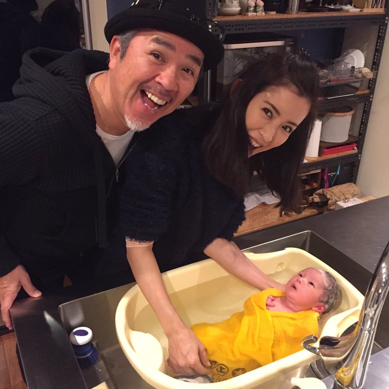 沐浴をするつまみ枝豆さんと江口ともみさん