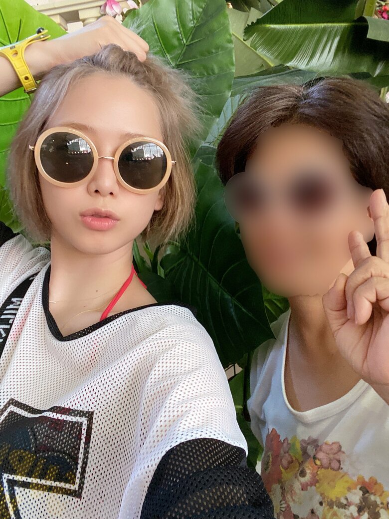 日ごろからたくさんの家族写真を撮るという大家さん。お母さんとはお揃いのサングラスでパチリ