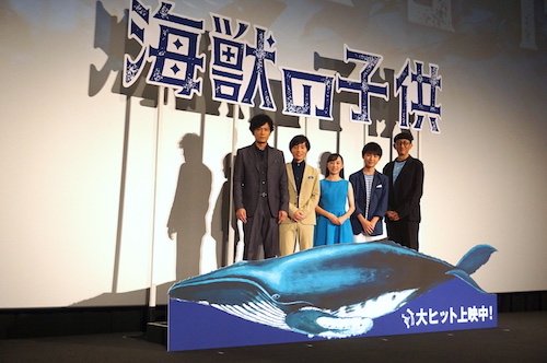 フォトセッションにはクジラのパネルも登場！