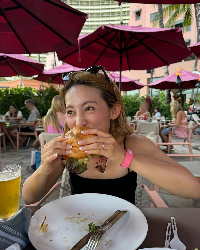 ハワイ旅行でハンバーガーを豪快に食べる福田さん