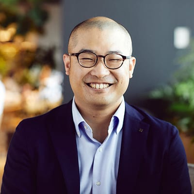 2003年株式会社イトーキに入社。空間デザイナーとして国内民間企業のオフィスデザインを担当する。その後、プロジェクトマネージャーとして顧客企業のファシリティ戦略の策定からオフィス構築・運営に至る一連のファシリティマネジメント業務を経験。2015年より営業戦略部門にてマーケティングを担当している。イトーキ東京イノベーションセンターSYNQAなど自社ファシリティの戦略策定や構築にもプロジェクトメンバーとして参画しており、2018年の本社（XORK）移転プロジェクトではリーダーを務めた。