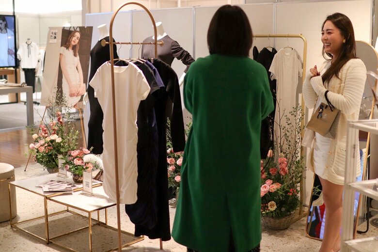 体にフィットして着心地がいいドレスをプロデュースする菊池瑠美さん