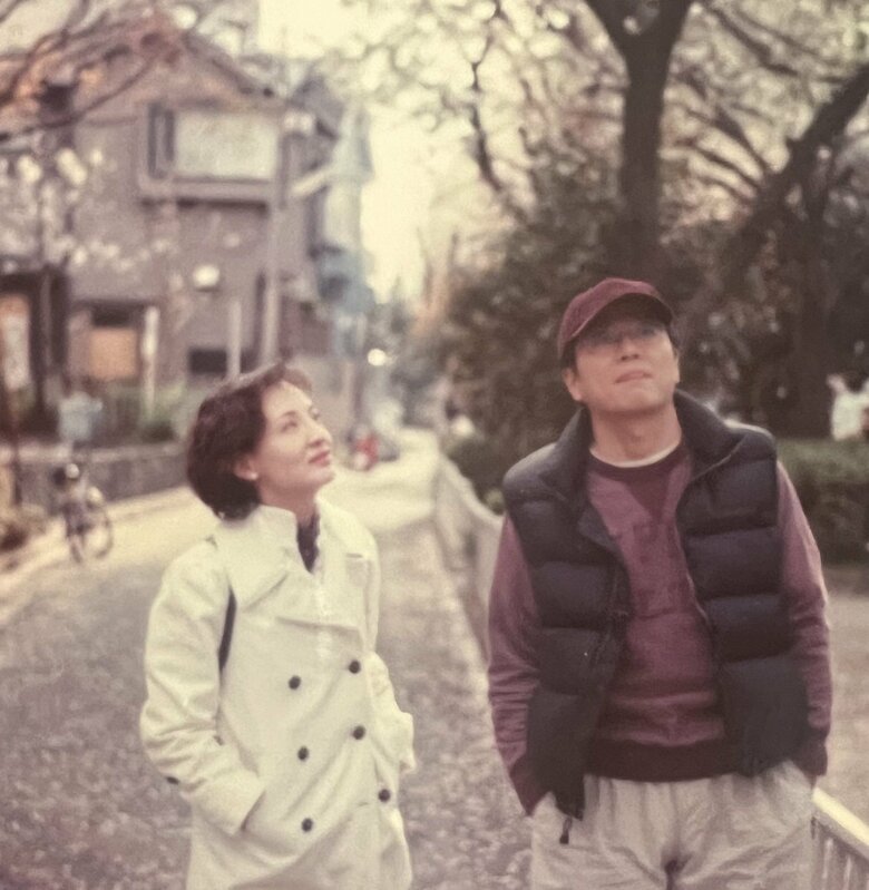 なか睦まじい！根津甚八さんと仁香さんが桜の季節に散歩したときのスナップ写真
