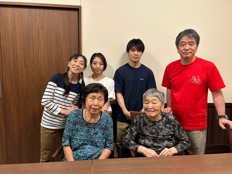 後方左から周子さん、春日さん、航平さん、旦那さん。前方は周子さんの母と旦那さんの母