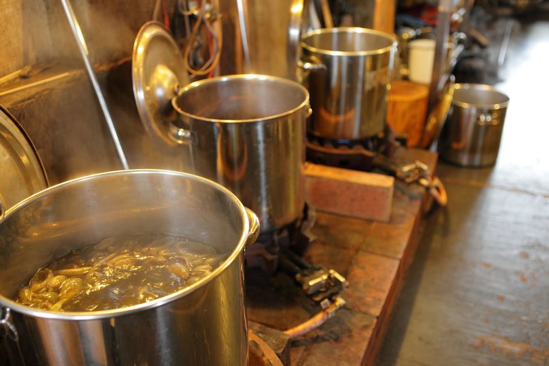 布を染めている様子。自然の色が布に移っていく