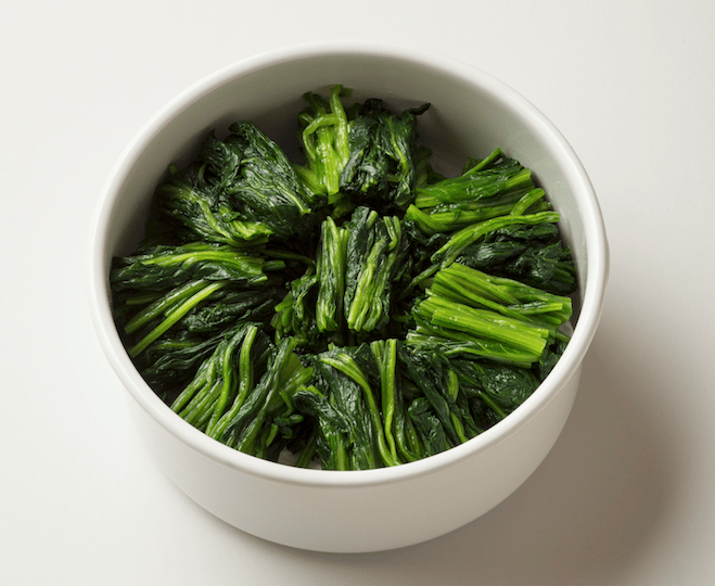 【ゆでほうれんそう】
ほうれんそう・・・3束(約600g)
塩・・・少々

ほうれんそうは根をつけたままよく洗う。鍋に湯を沸かし、沸騰したら塩を入れる。ほうれんそうを根から入れてサッとゆでる。水にとり、水けをしっかり搾る。3㎝長さに切って、保存容器に入れる。