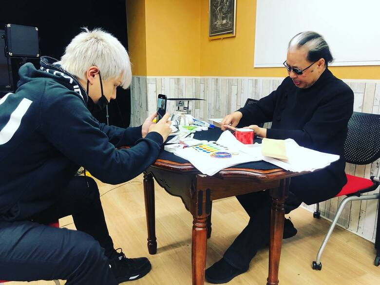 マジックへの情熱は今も消えない。弟子のTAKUYAさんとマジックの研究中