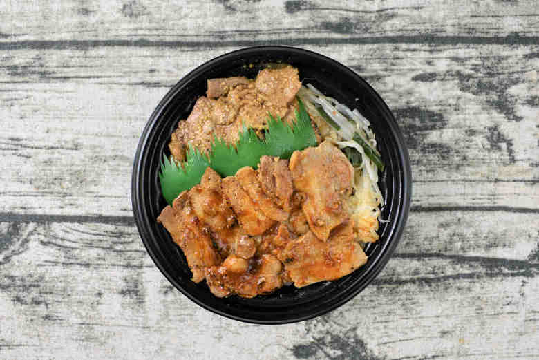 ファミマのおすすめランチ「炙り焼 ダブル味噌豚丼」の実食画像