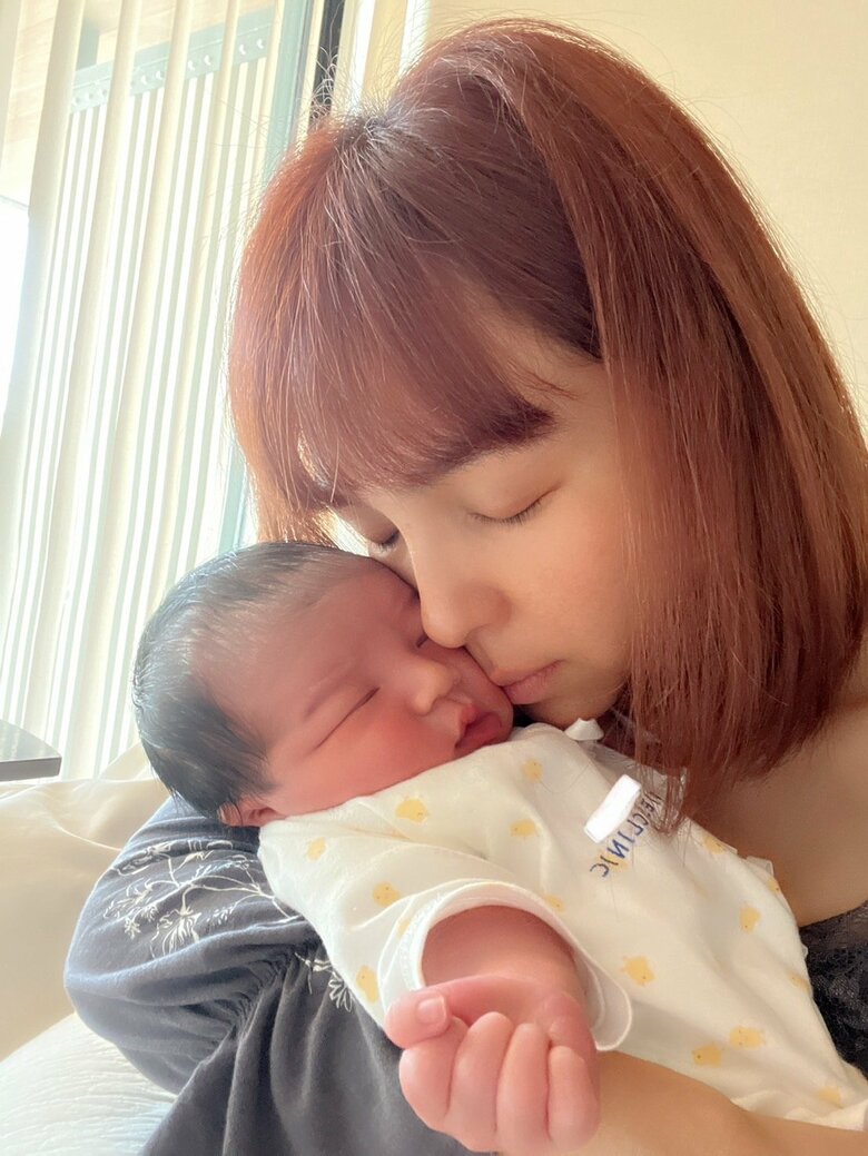 モデル・鈴木サチさんと産後間もない赤ちゃん