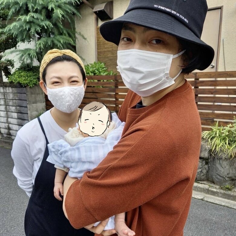 産まれたばかりの長男との家族写真