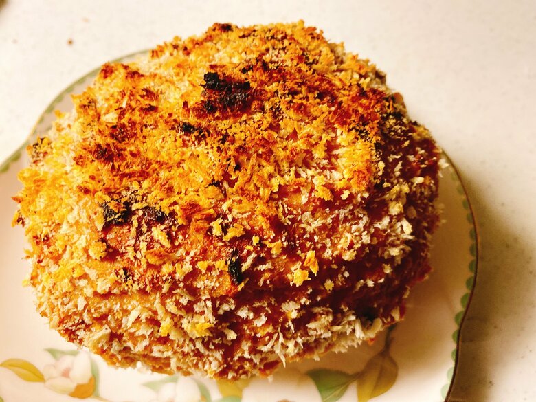 衣がサクサク！フィンランドでクリスマスに食べるハム「ヨウルキンック」はスライスしていただく