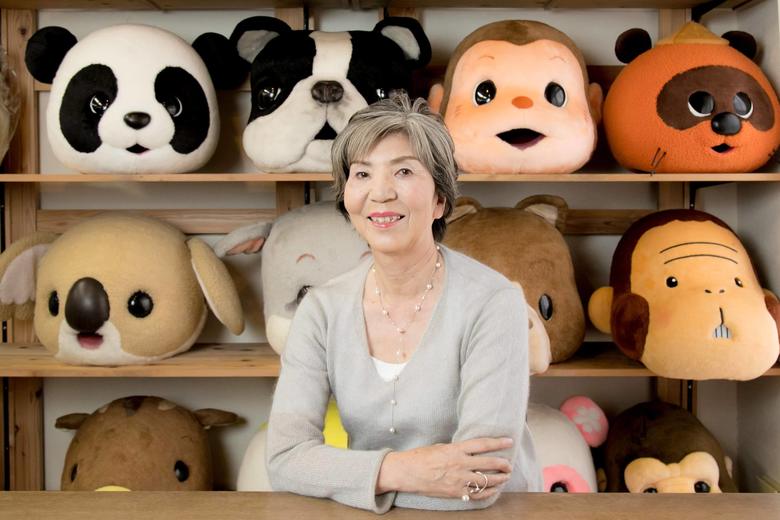 着ぐるみの制作・販売会社を立ち上げた人の遺影写真を撮影。あたたかい人柄が伝わるようにした