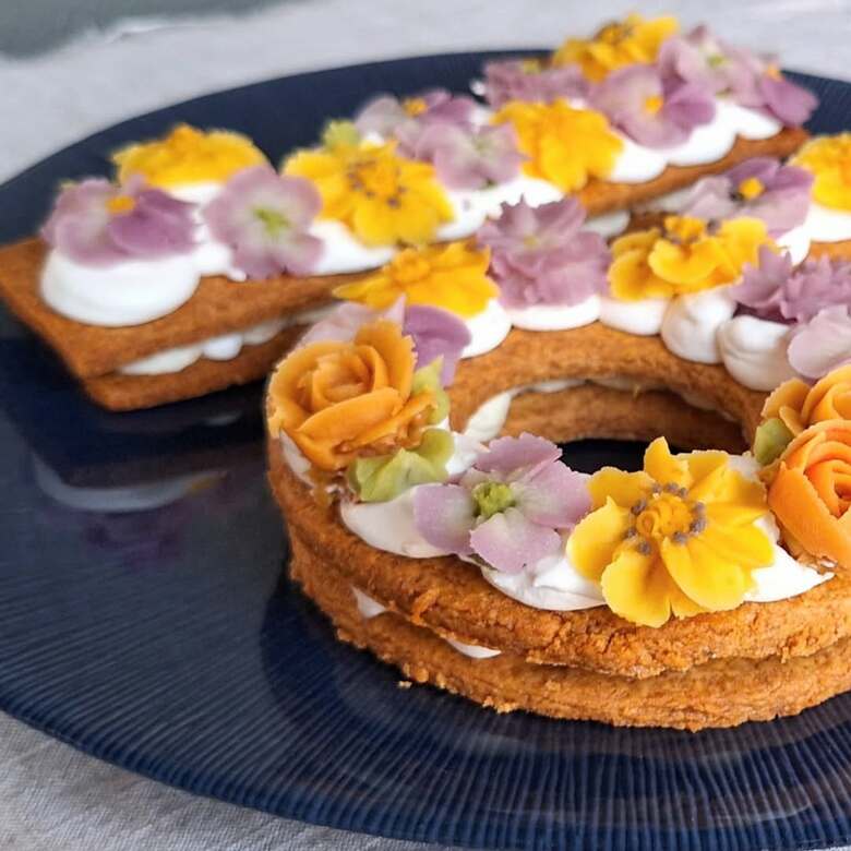 息子さんの18歳のバースデーケーキ「クッキーにあんの花を飾って」