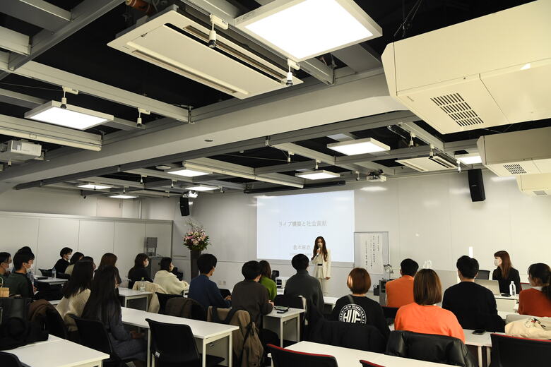 倉木さんと真剣に授業に取り組む学生の様子