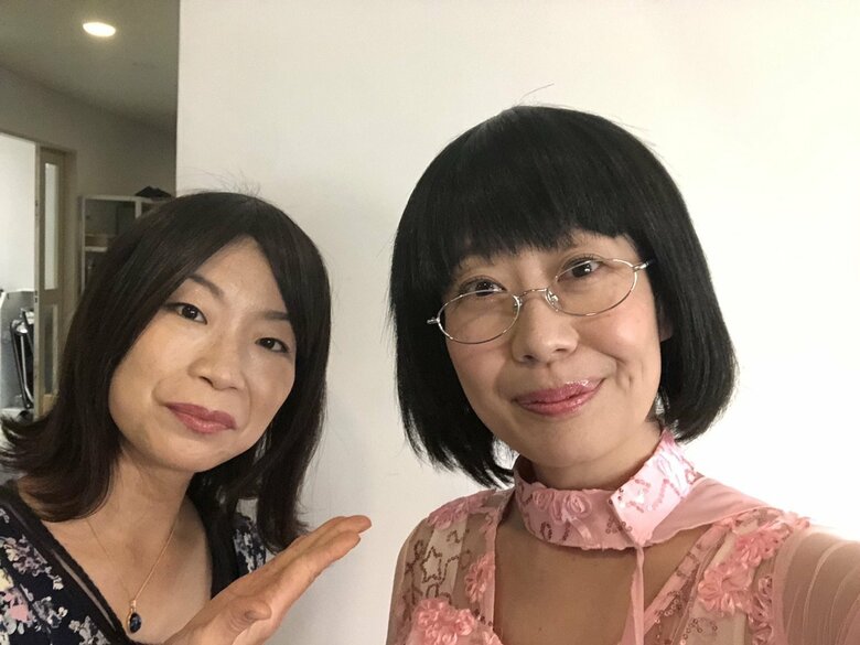 大久保佳代子さんと阿佐ヶ谷姉妹の渡辺江里子さんのものまねをする梅小鉢の2人