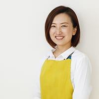 1979年生まれ。神奈川県出身。整理収納アドバイザー１級、ファイリングデザイナー１級。KEYUCAスペシャルアンバサダー。元銀行員の経験を活かした業務フローをつきつめた収納方法と、100円ショップのアイテムを使ったアイディア収納で話題となり、Instagramのフォロワー数は10.5万人を超える。史上最年少で整理収納アドバイザー１級を取得した中学２年生の娘、麻帆さんとの初の共著「片づけを楽しむ、好きになる。」（学研プラス）が2021年4月に発売。