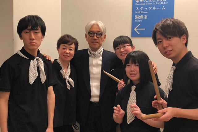 東北ユースオーケストラで監督を務める音楽家の坂本龍一さんと仲間たちと（本人提供）